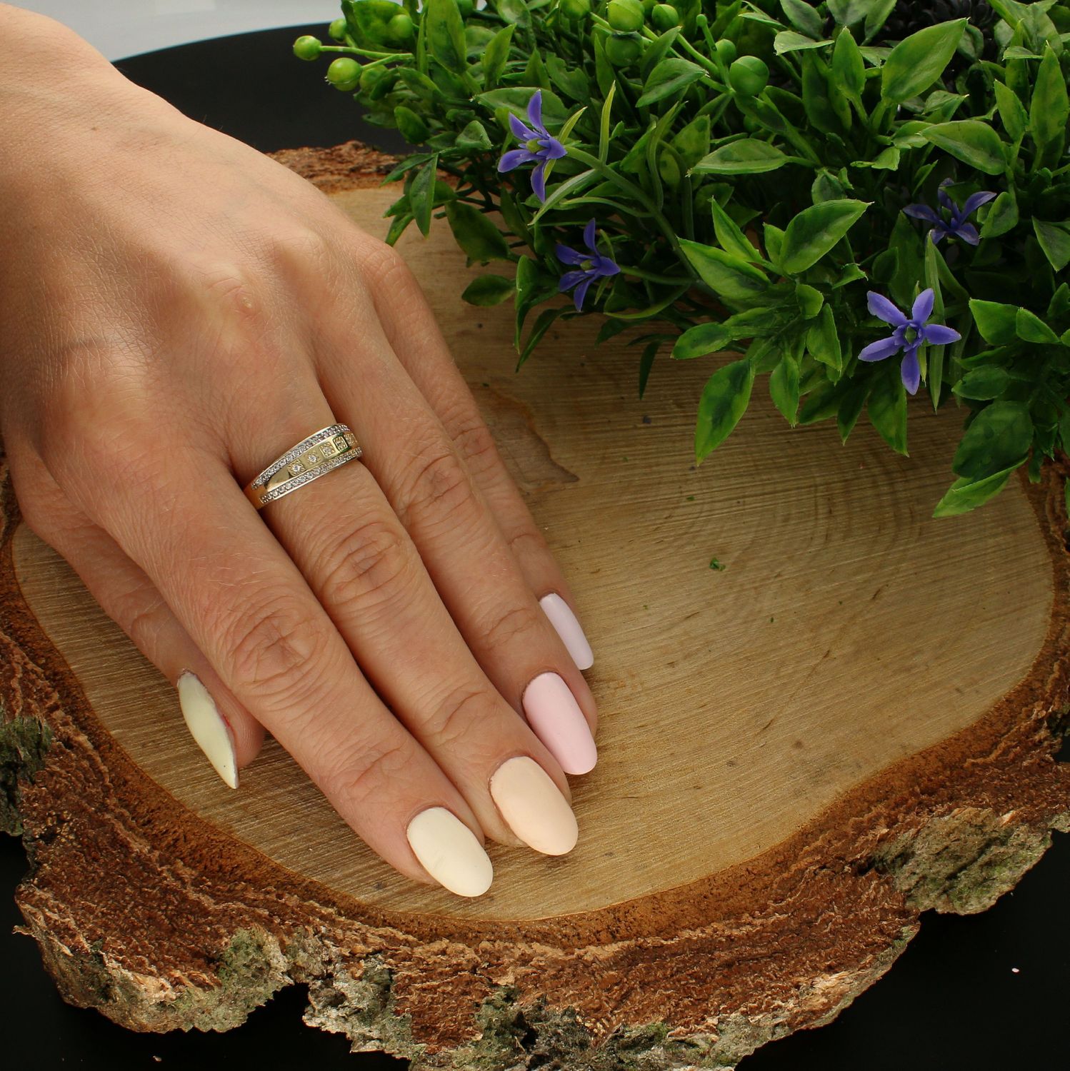 Złoty pierścionek ozdobiony cyrkonią pr 333 PI 5010 333. Złoty pierścionek szeroki ozdobiony pasmem cyrkonii. Piękny pierścionek. Na prezent, na zaręczyny, na rocznicę (2).jpg